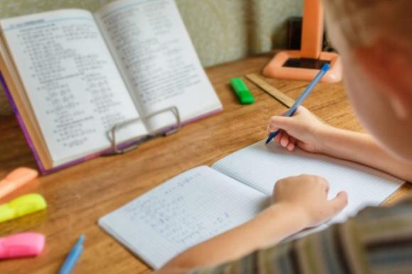 Non urlare ai tuoi figli, non serve nulla e danneggia solo il loro cervello. I motivi sono questi