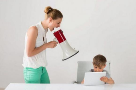 Non urlare ai tuoi figli, non serve nulla e danneggia solo il loro cervello. I motivi sono questi