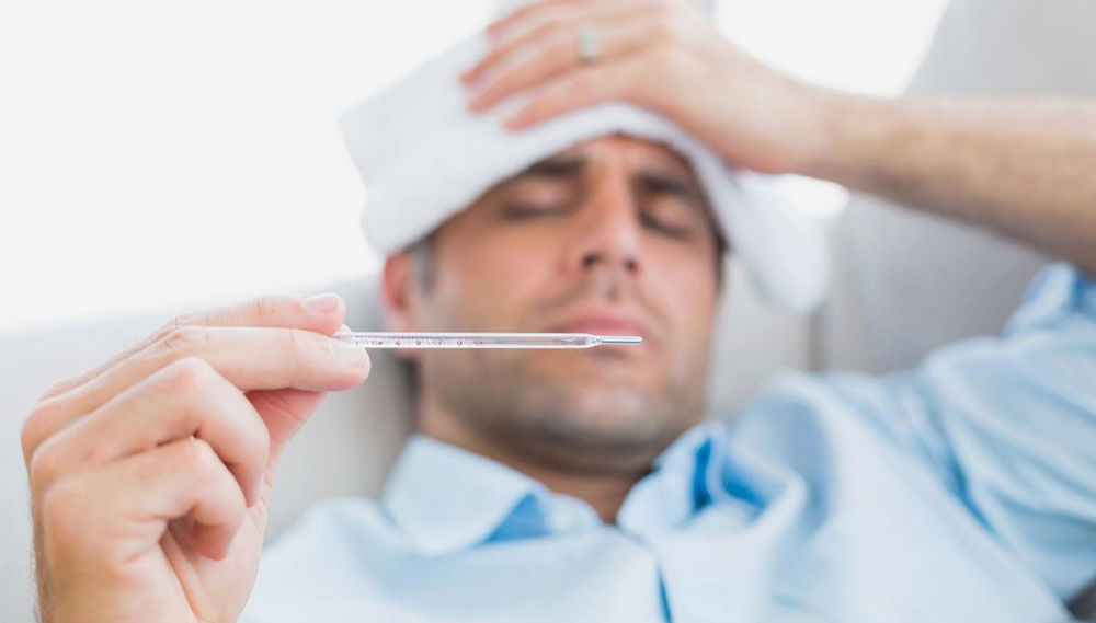 Secondo uno studio, gli uomini non esagerano quando hanno l’influenza: soffrono di più rispetto alle donne