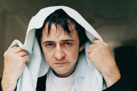 Secondo uno studio, gli uomini non esagerano quando hanno l’influenza: soffrono di più rispetto alle donne