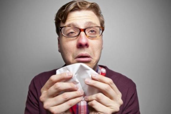 Secondo uno studio, gli uomini non esagerano quando hanno l’influenza: soffrono di più rispetto alle donne