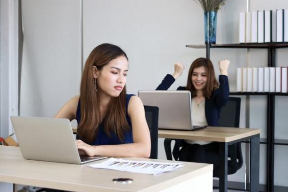 I segnali per capire se una persona è invidiosa: ecco come puoi difenderti