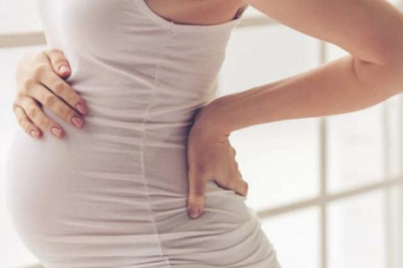 Le 3 migliori posizioni per dormire che possono aiutare tutte le future mamme a riposare bene