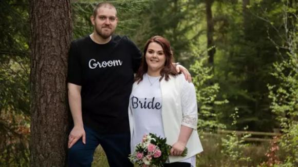 Si sposano in jeans e t-shirt per risparmiare: “Ciò che conta è l’amore. Voi indebitatevi pure!”
