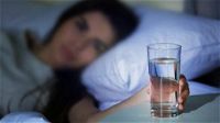 Bere acqua prima di dormire: fa bene o male alla salute?  Ecco la risposta dei medici