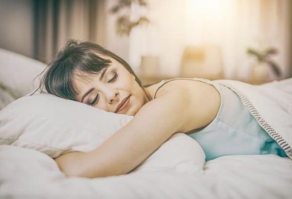 Bere acqua prima di dormire: fa bene o male alla salute? Ecco la risposta dei medici