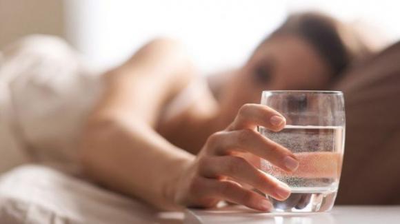 Bere acqua prima di dormire: fa bene o male alla salute? Ecco la risposta dei medici