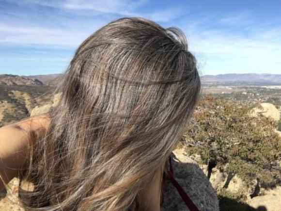 Eliminare i capelli bianchi in giovane età: ecco 7 rimedi naturali