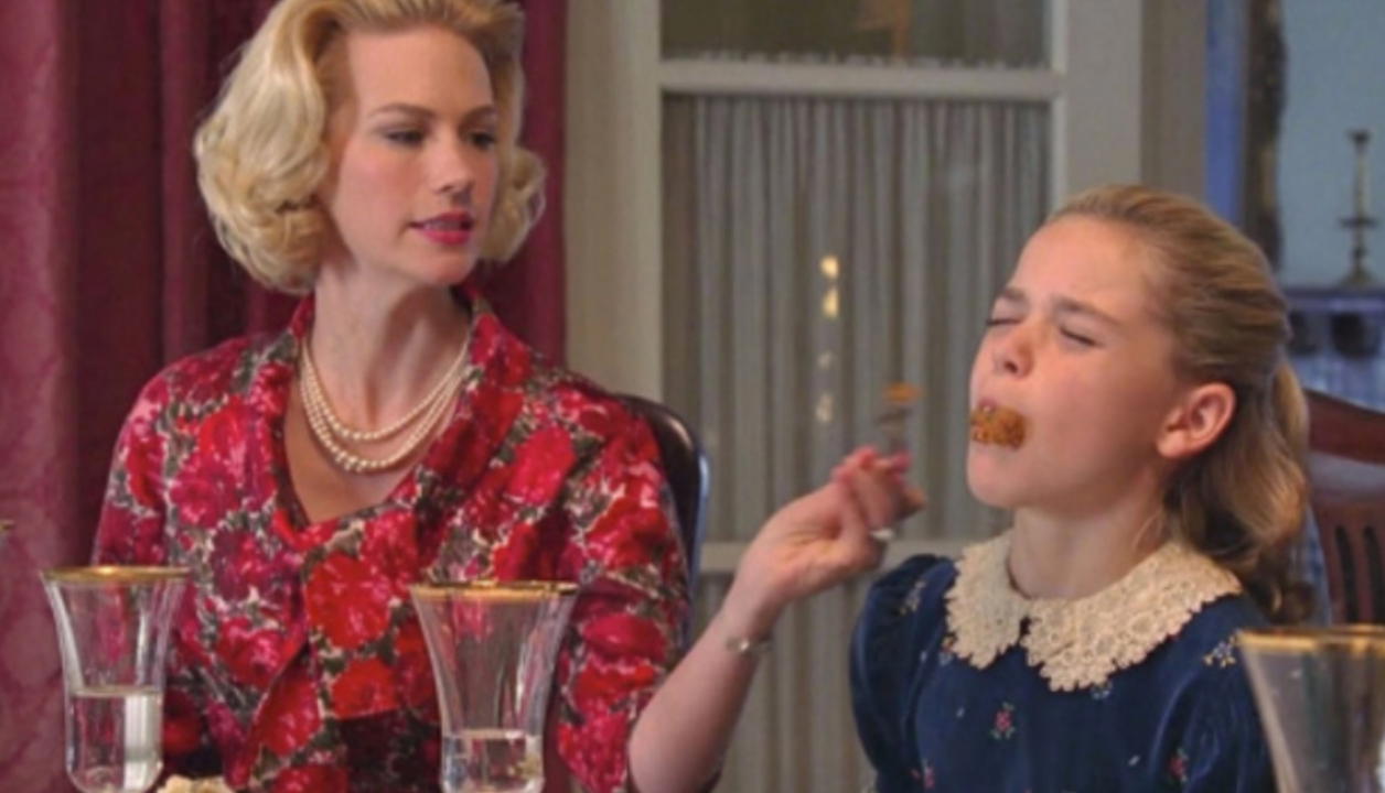 Madre severa e anaffettiva: le conseguenze devastanti sulla crescita emotiva dei figli