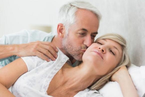 11 motivi per cui agli uomini più anziani piace stare con donne più giovani