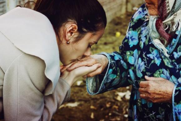 10 cose dannose che i figli fanno spesso ai loro genitori