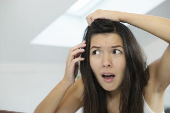 Eliminare i capelli bianchi in giovane età: ecco 7 rimedi naturali