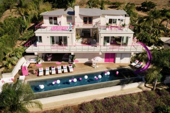 La casa di Barbie esiste: è a Malibù e ci si può dormire