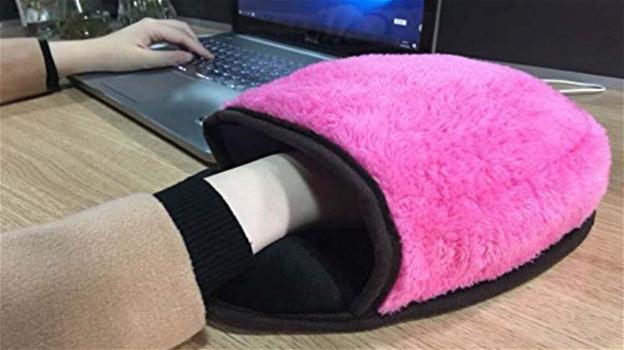 Ecco la soluzione definitiva alle mani fredde: il tappetino peloso per mouse