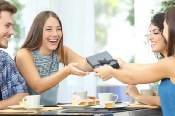 Lavorare con un amico ci rende più felici e più produttivi, lo rivela uno studio