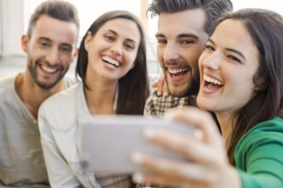 Lavorare con un amico ci rende più felici e più produttivi, lo rivela uno studio