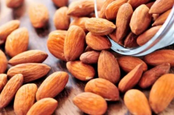 4 cose che accadono al tuo corpo se inizi a mangiare un pugno di mandorle al giorno