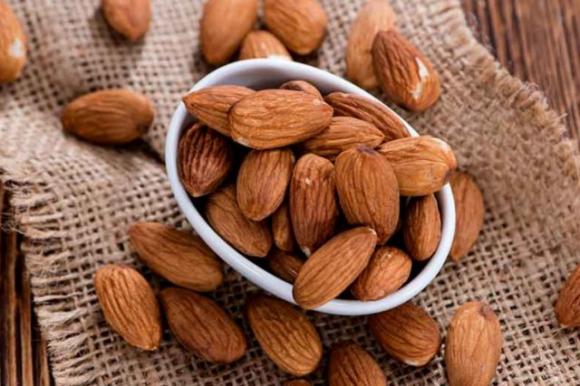 4 cose che accadono al tuo corpo se inizi a mangiare un pugno di mandorle al giorno