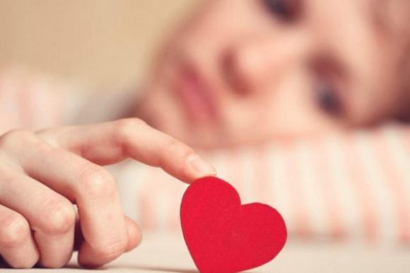 10 segnali che ti rivelano che lui sta solo giocando con te