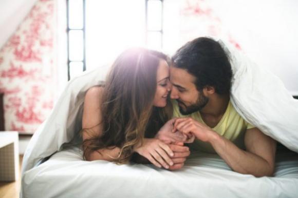 10 segnali che ti rivelano che lui sta solo giocando con te