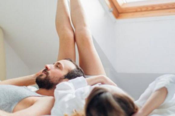 10 segnali che ti rivelano che lui sta solo giocando con te