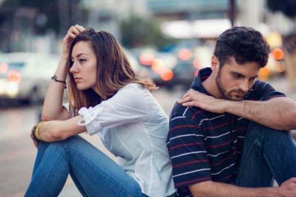 Se il tuo partner dice queste 8 cose, sta pensando ancora alla sua ex