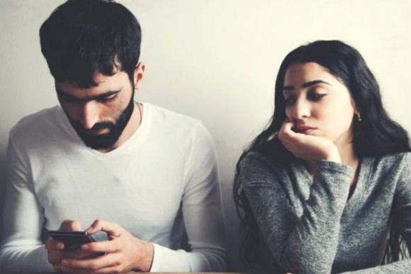 Se il tuo partner dice queste 8 cose, sta pensando ancora alla sua ex