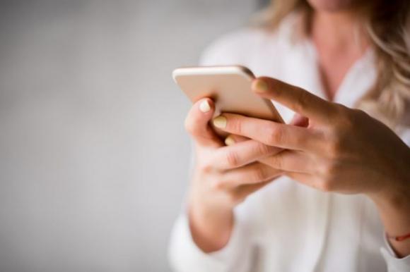 Gli smartphone stanno trasformando il nostro cranio: sempre più giovani hanno delle strane spine ossee