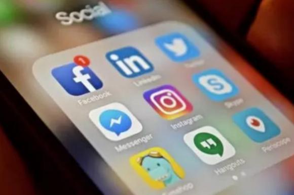 Gli smartphone stanno trasformando il nostro cranio: sempre più giovani hanno delle strane spine ossee