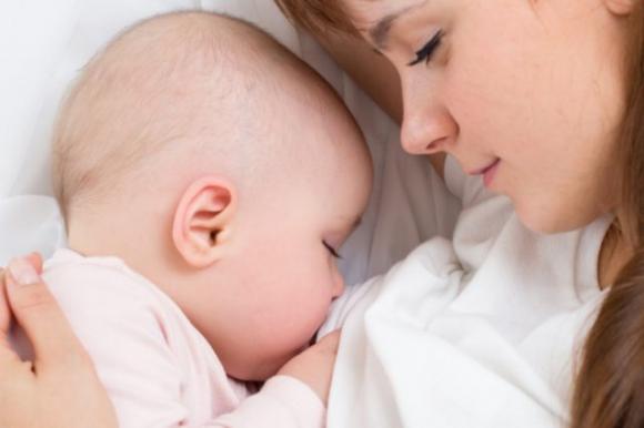 Allattamento al seno: un gesto d’amore che fa bene sia al bambino che alla mamma. Ecco 9 benefici