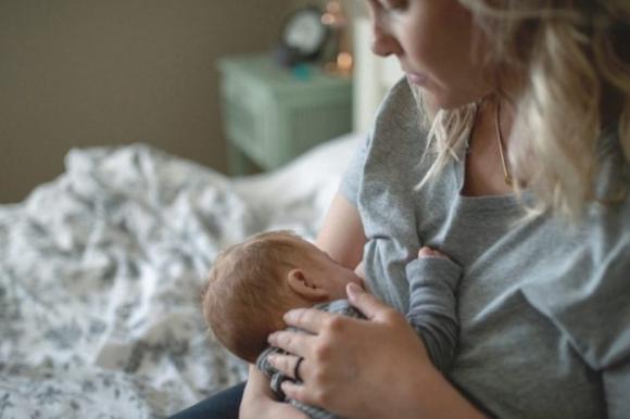 Allattamento al seno: un gesto d’amore che fa bene sia al bambino che alla mamma. Ecco 9 benefici