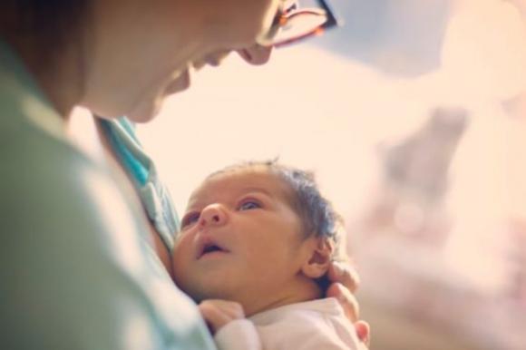 Allattamento al seno: un gesto d’amore che fa bene sia al bambino che alla mamma. Ecco 9 benefici