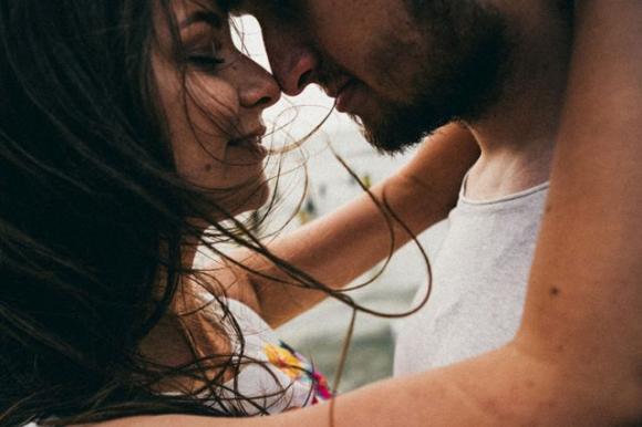 Linguaggio del corpo: questi 14 gesti indicano che gli piaci proprio tanto