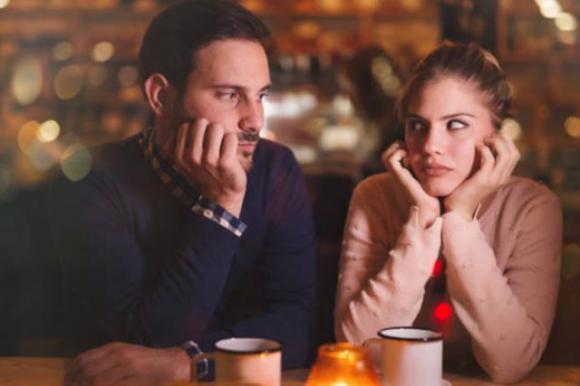 Linguaggio del corpo: questi 14 gesti indicano che gli piaci proprio tanto
