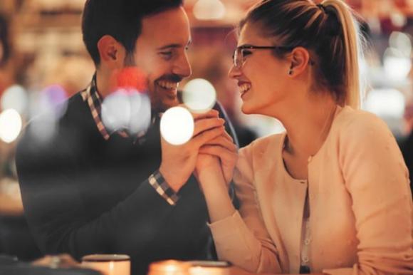 Linguaggio del corpo: questi 14 gesti indicano che gli piaci proprio tanto