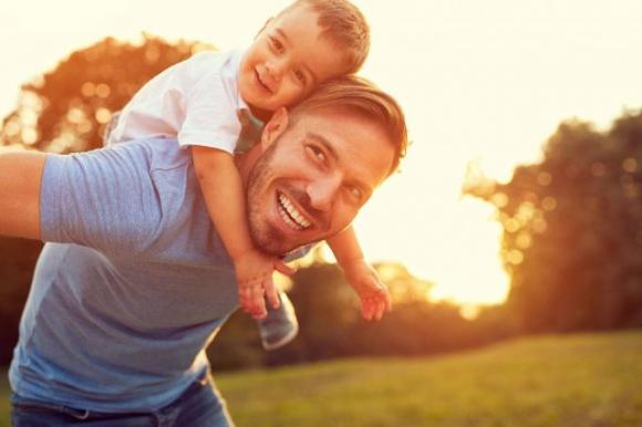 Un vero padre non è chi paga solo le bollette ma chi mette la sua famiglia al primo posto: è la sua priorità assoluta