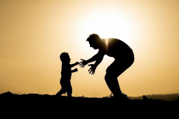Un vero padre non è chi paga solo le bollette ma chi mette la sua famiglia al primo posto: è la sua priorità assoluta