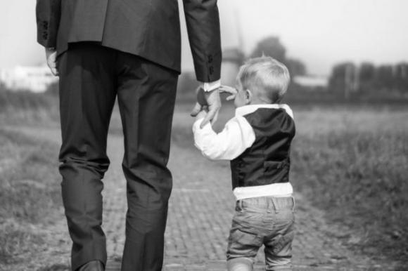 Un vero padre non è chi paga solo le bollette ma chi mette la sua famiglia al primo posto: è la sua priorità assoluta