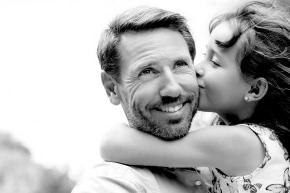 Un vero padre non è chi paga solo le bollette ma chi mette la sua famiglia al primo posto: è la sua priorità assoluta