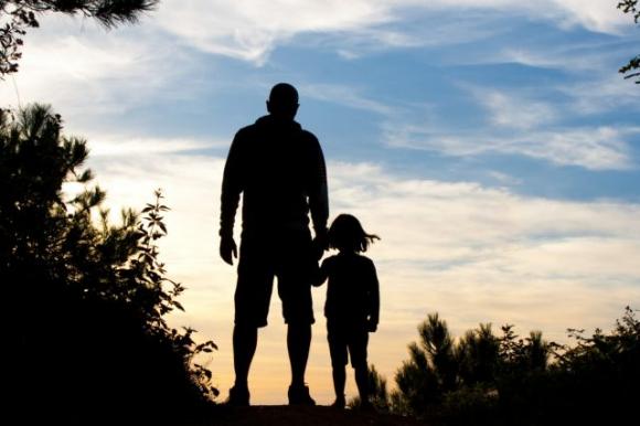 Un vero padre non è chi paga solo le bollette ma chi mette la sua famiglia al primo posto: è la sua priorità assoluta