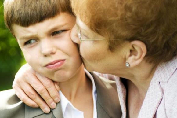 Costringere un bambino ad abbracciare o baciare un adulto è sbagliato, anche se è un parente