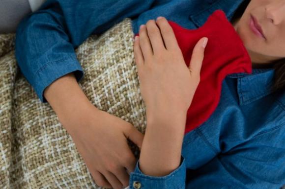 Borsa dell’acqua calda, un rimedio della nonna molto efficace che allevia tutti i dolori (e non solo)