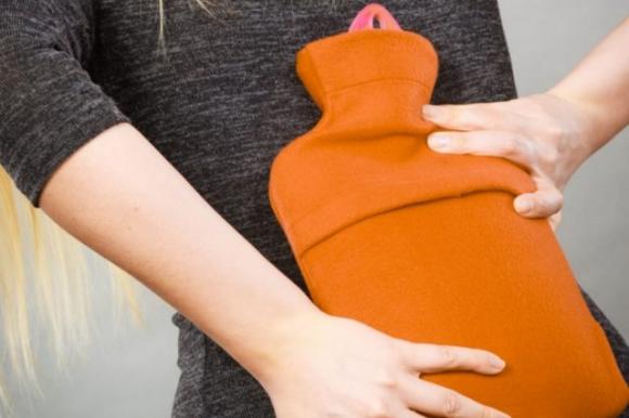 Borsa dell’acqua calda, un rimedio della nonna molto efficace che allevia tutti i dolori (e non solo)