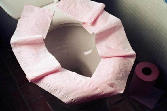 Metti la carta igienica sul wc dei bagni pubblici? Dopo aver letto questo non lo farai più!