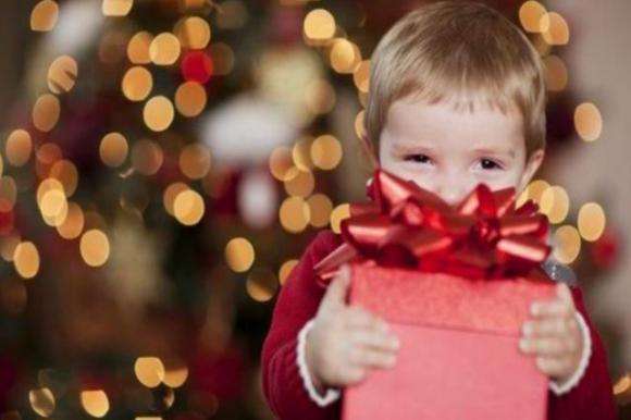 Più giocattoli costosi compriamo ai nostri figli, più saranno infelici: lo rivelano gli esperti
