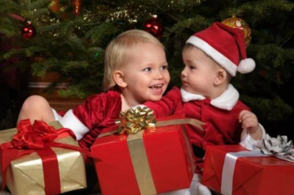 Più giocattoli costosi compriamo ai nostri figli, più saranno infelici: lo rivelano gli esperti