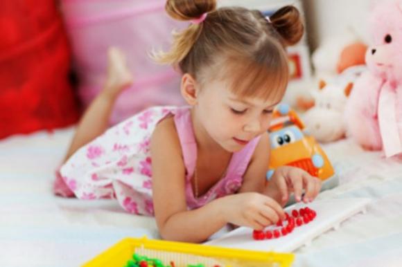 Più giocattoli costosi compriamo ai nostri figli, più saranno infelici: lo rivelano gli esperti