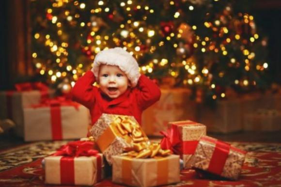 Più giocattoli costosi compriamo ai nostri figli, più saranno infelici: lo rivelano gli esperti