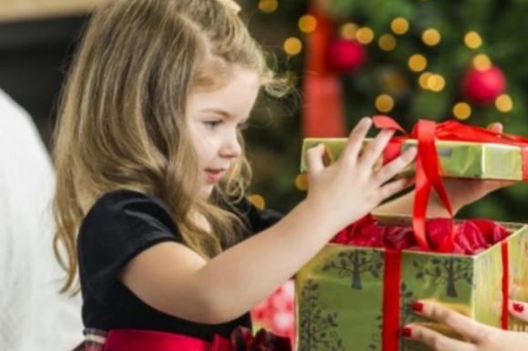 Più giocattoli costosi compriamo ai nostri figli, più saranno infelici: lo rivelano gli esperti