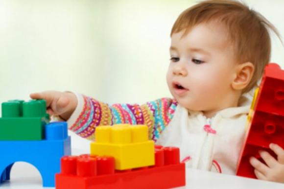 Più giocattoli costosi compriamo ai nostri figli, più saranno infelici: lo rivelano gli esperti